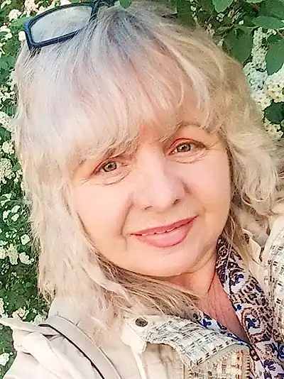 Работает в сфере ухода с 2017 года может работать сиделкой по уходу в больнице